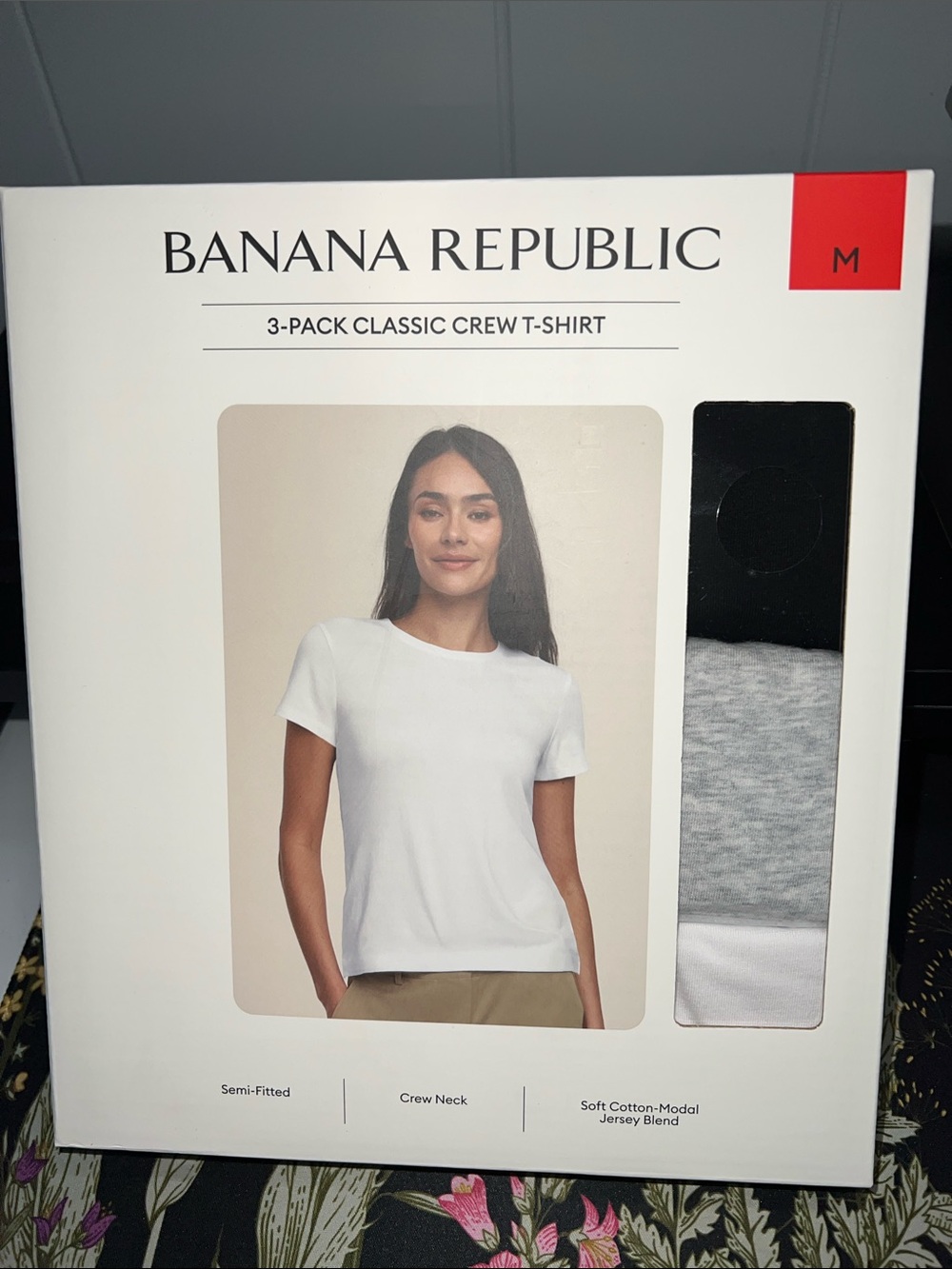 BNWT Banana Republic Women's Semi-fitted Crew Neck T-Shirt (3-Pack) - Picture 5 of 5